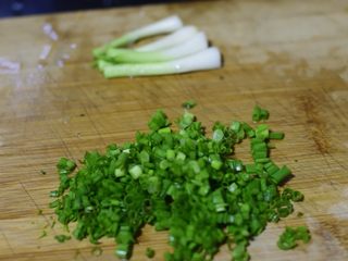 10、肉汁兰花干,准备点葱花。
