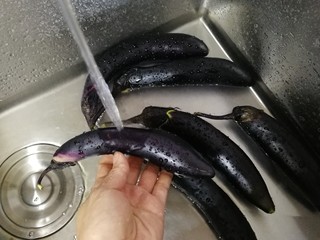 1、烧烤味蒜茄子,小茄子冲洗干净。