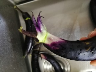 2、烧烤味蒜茄子,去蒂。