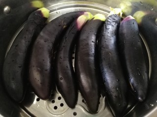 3、烧烤味蒜茄子,放入蒸锅，水开文火蒸7分钟。