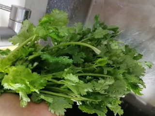 4、烧烤味蒜茄子,香菜洗干净控水。