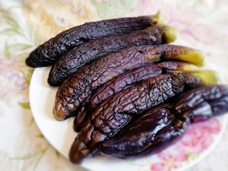 5、烧烤味蒜茄子,蒸好盛盘放凉。