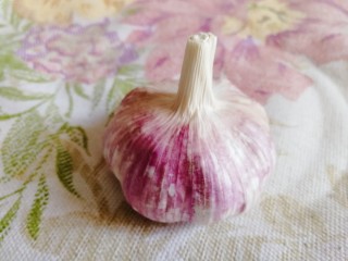 6、烧烤味蒜茄子,一头紫皮蒜。