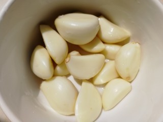 7、烧烤味蒜茄子,扒皮清水洗干净。