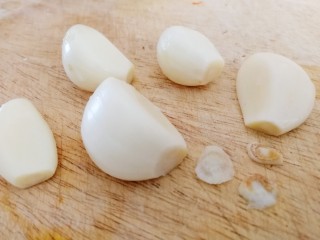 8、烧烤味蒜茄子,切去蒜头，菜刀拍碎。