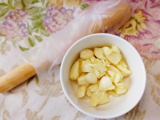 9、烧烤味蒜茄子,放入碗里，准备一个擀面棍，外面套上保鲜袋。