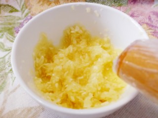 10、烧烤味蒜茄子,捣成泥状，会使茄子更加入味。