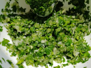 12、烧烤味蒜茄子,搅拌均匀，腌制5分钟。