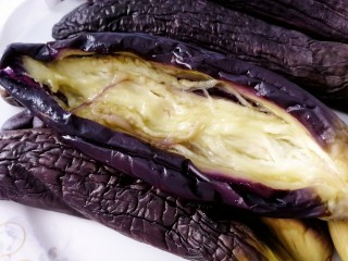 13、烧烤味蒜茄子,轻轻划开茄子。