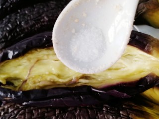 14、烧烤味蒜茄子,均匀洒上少许盐。