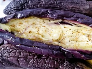 15、烧烤味蒜茄子,洒上适量烧烤料。