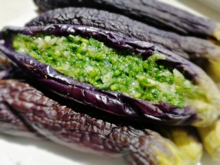 16、烧烤味蒜茄子,均匀塞满香菜蒜泥，密封冰箱冷藏过夜充分入味口感更佳。
