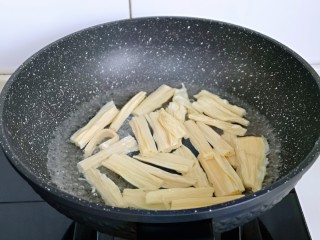 6、黄瓜拌腐竹,将腐竹焯水；锅中加入水烧开后，下腐竹，煮1分钟捞出淋干水分。