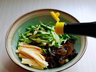 10、黄瓜拌腐竹,再加入生抽。