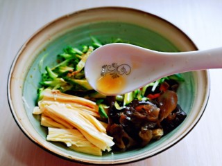 11、黄瓜拌腐竹,滴入芝麻油。