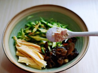 12、黄瓜拌腐竹,再按个人口味加入盐，鸡粉。