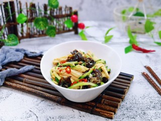 14、黄瓜拌腐竹,装入碗中。