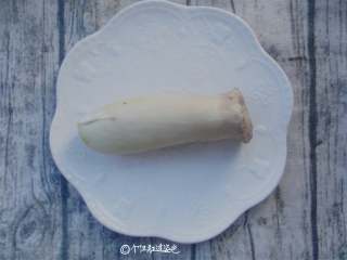 2、手撕杏鲍菇,杏鲍菇洗干净上锅蒸熟，为了节约时间，所有的都一分为二 放入一个深口一点的盘子，具体时间我没看 用筷子能捅穿就可以了