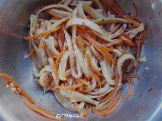 7、手撕杏鲍菇,搅拌均匀