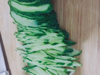 2、家常拌凉菜,准备一个干净的空盆用来盛放所有切好的材料，然后先将黄瓜斜刀切片后切细丝