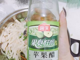 9、家常拌凉菜,一般来说，拌凉菜最好不要用陈醋，通常米醋较多，我用的是果醋，会额外带一股果香，醋和糖的比例是1：1.5最佳