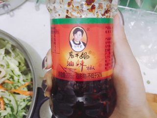 11、家常拌凉菜,永远不能缺的老干妈???? 这个可以用自己做的油辣子代替