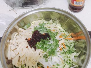 12、家常拌凉菜,所有料都齐了，均匀拌开就可以啦。我这个量其实可以算四人份了，但是由于我家先生尤其爱吃这道菜，所以每次都会多做一些