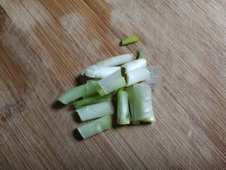 4、嫩滑胡萝卜皮冻,葱切小段