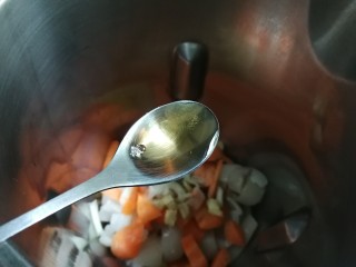 9、嫩滑胡萝卜皮冻,放入料酒