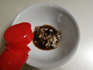 14、嫩滑胡萝卜皮冻,放入一勺生抽