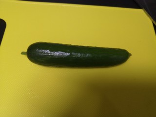 2、糖醋莲藕,黄瓜洗净，擦干水