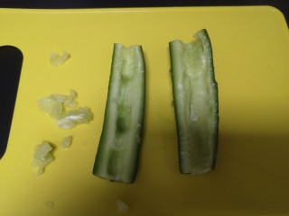3、糖醋莲藕,一切开，把中间籽去掉切小丁（黄瓜易出水，去除减少水份）