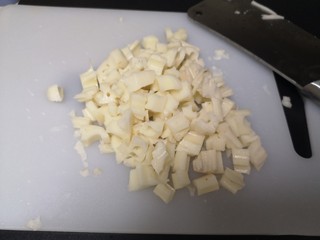 6、糖醋莲藕,切小丁