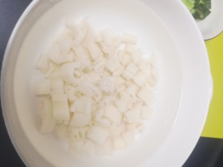 7、糖醋莲藕,清洗藕丁2遍