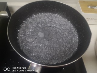 8、糖醋莲藕,锅内加水放适量盐烧开