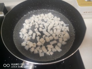 9、糖醋莲藕,放藕丁