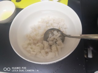 11、糖醋莲藕,捞出放入纯净水中搅拌一下待用
