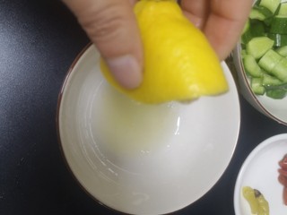 13、糖醋莲藕,柠檬挤出汁，去除杂物