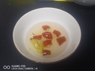 19、糖醋莲藕,放切段的野山椒，泡椒搅拌均匀待用（也可以用小米椒）