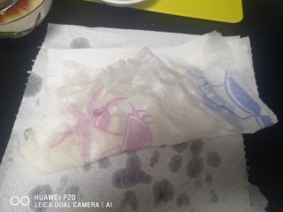 20、糖醋莲藕,捞出藕丁用厨房纸吸水份