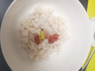 22、糖醋莲藕,放入酱汁