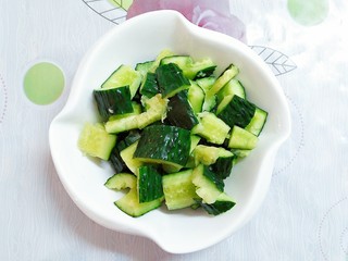 5、拍黄瓜,把切好的青瓜装入一个碗里备用！