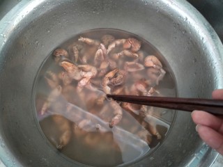 2、麻辣蟹钳,把蟹钳放在盆中，用筷子使劲搅拌。