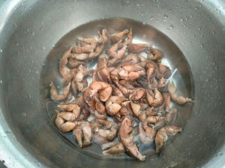 4、麻辣蟹钳,直到水边清，蟹钳就算洗干净了。