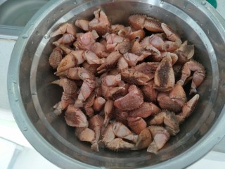 5、麻辣蟹钳,捞出洗好的蟹钳。