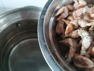 6、麻辣蟹钳,锅里加水，加盐，倒入蟹钳。