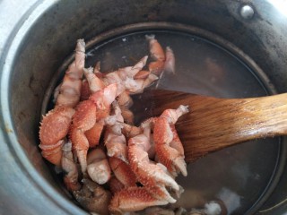 7、麻辣蟹钳,加料酒，等蟹钳变红就可。