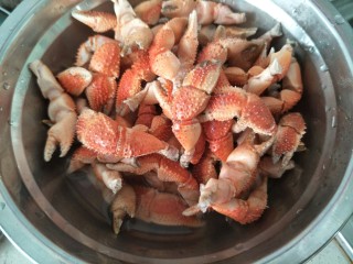 8、麻辣蟹钳,捞出焯好水的蟹钳备用。