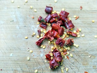 9、麻辣蟹钳,辣椒切成段。