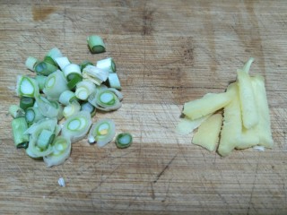 10、麻辣蟹钳,葱切葱花，姜切片。